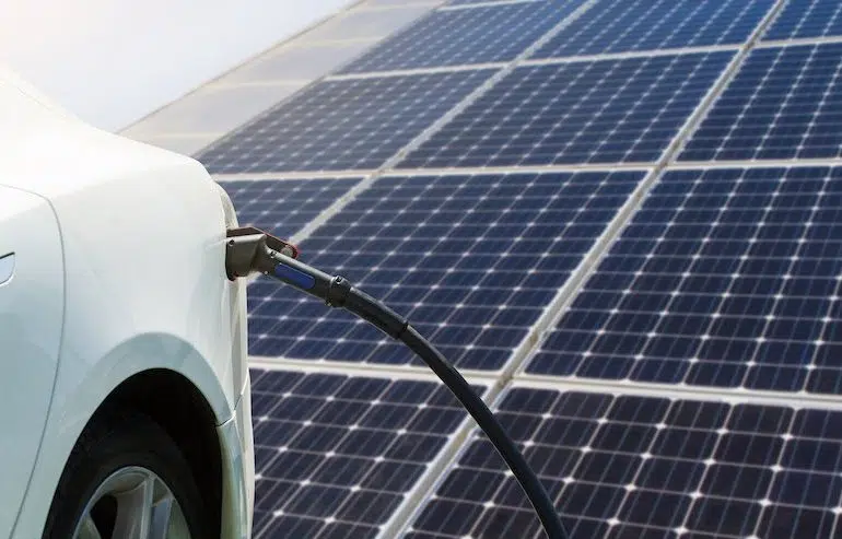 Cargar tu coche eléctrico con energía solar