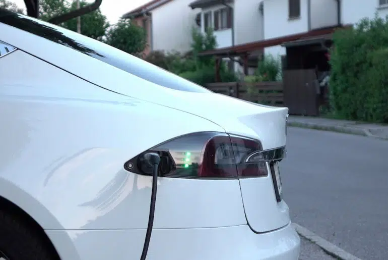 Cuánto tiempo tarda en cargarse un coche eléctrico