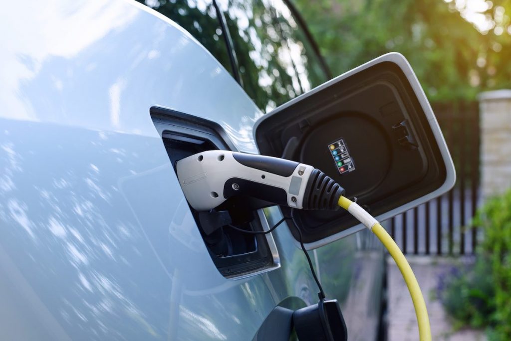 Recargar un coche eléctrico en casa