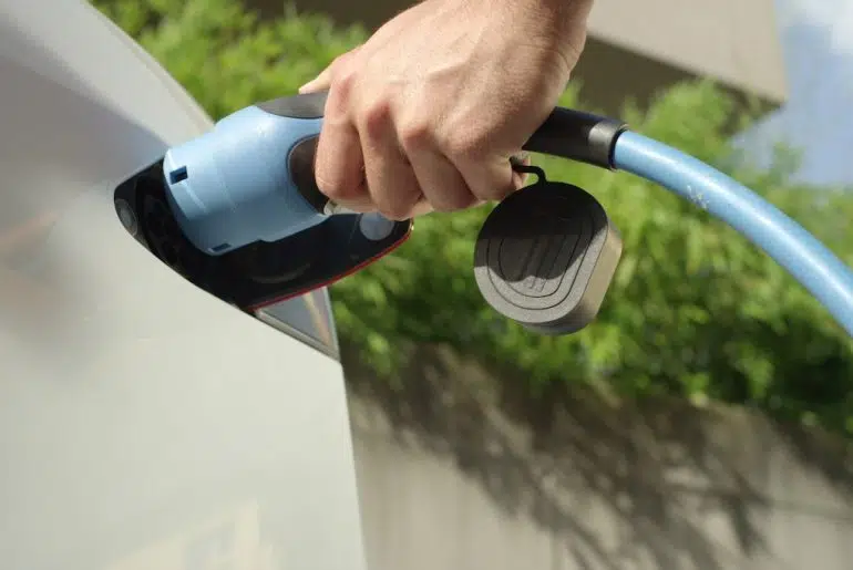 ¿Qué necesito para cargar mi VE en casa y en la carretera? 16 cargar mi VE en casa