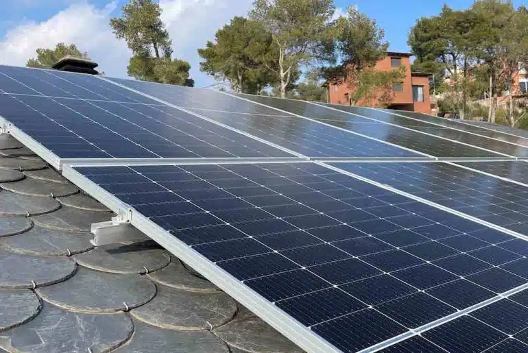 Instalador de energía solar fotovoltaica: como encontrar al profesional ideal 3 Paneles solares en un tejado de pizarra