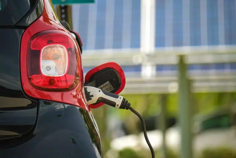 Cómo garantizar la carga de tu coche eléctrico con energía solar y almacenamiento 3 Cargar tu vehículo eléctrico con energía solar
