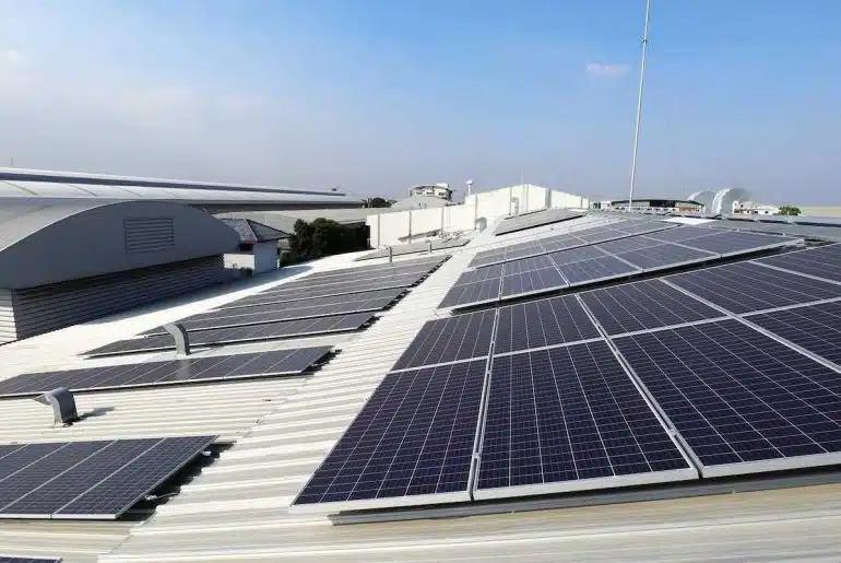 Autoconsumo Solar para Empresas: Ventajas, Beneficios y Cómo Implementarlo 15 instalar paneles solares en tejados metálicos