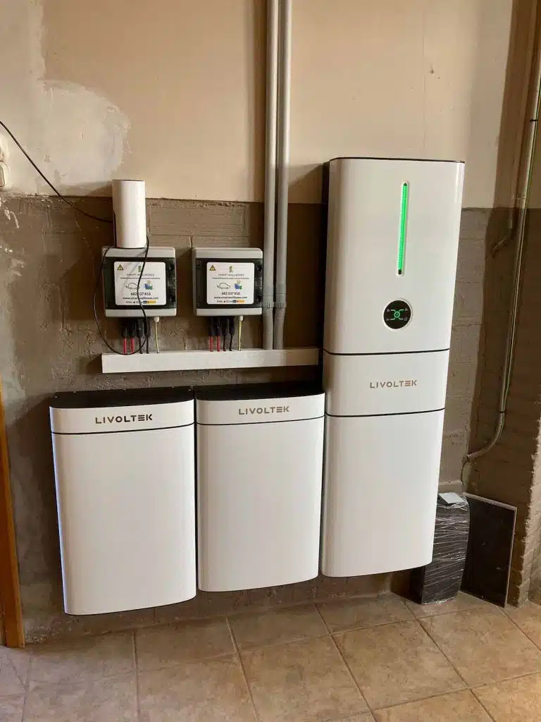 Qué se necesita para desconectarse de la red con paneles solares 7 Inversor Livoltek con 15kW baterias