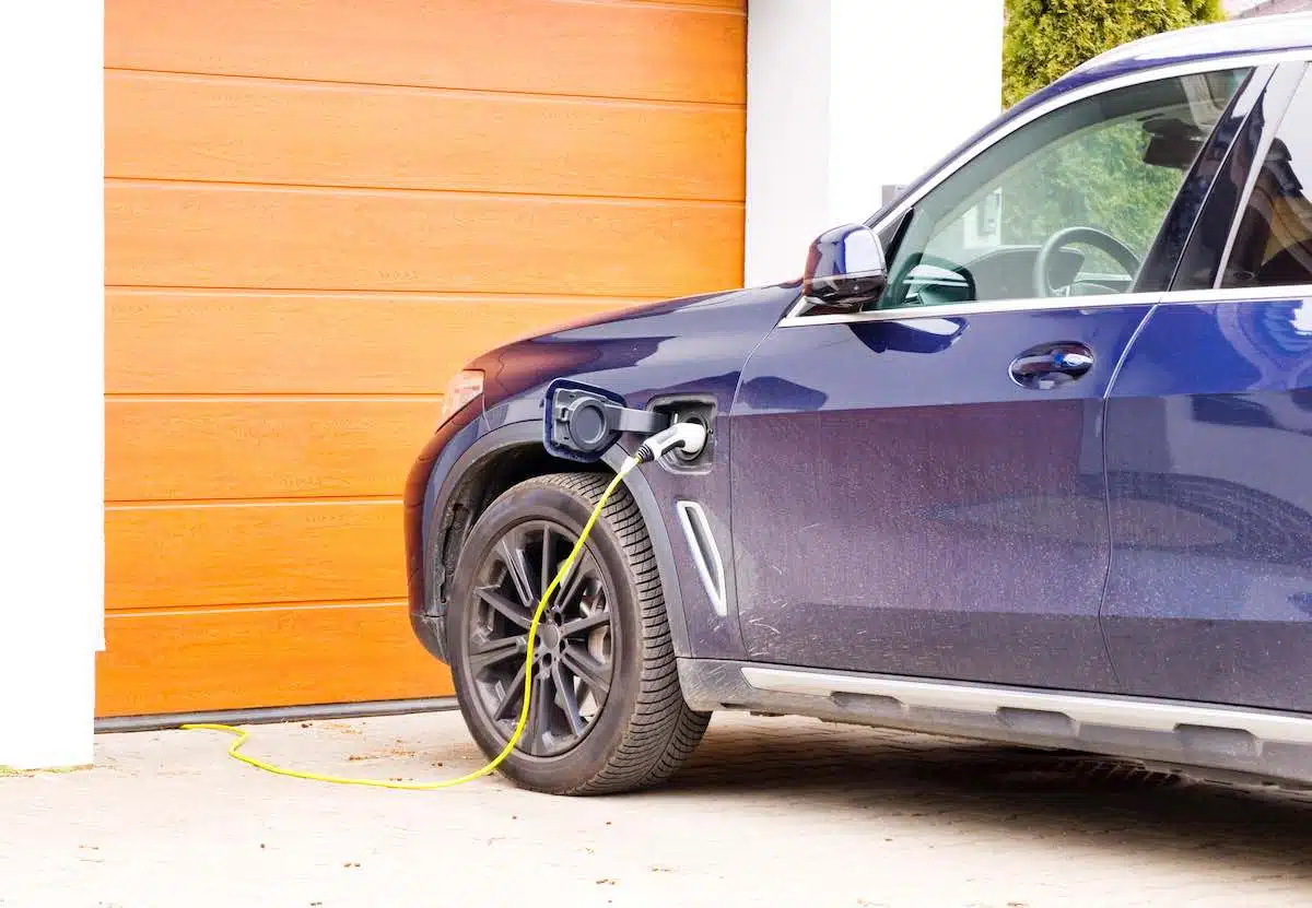 Cargar un coche híbrido en un enchufe normal: riesgos y alternativas para una carga segura 1 Instalar un cargador en casa