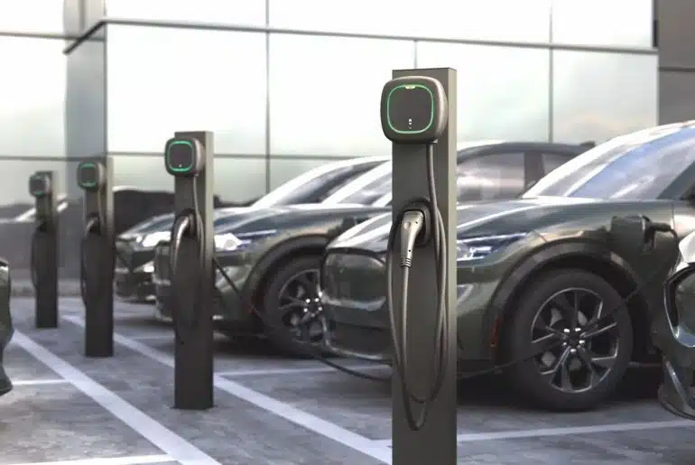 Cargadores Wallbox de Coches Eléctricos: Tipos, Conectores y Baterías 15 Wallbox Pulsar Pro en aparcamiento