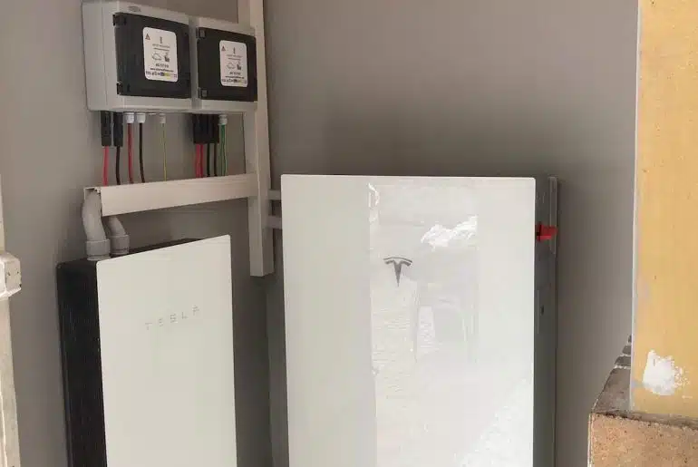 Carga Nocturna con Batería Doméstica: ¿Cuántos Km Puedes Recorrer Solo con el Almacenamiento Solar de tu Casa? 15 Bateria Tesla Powerwall 3 en interior