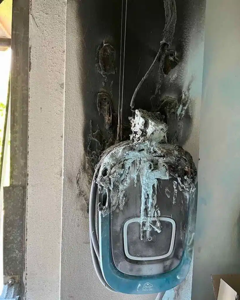 Errores en la Instalación de Puntos de Recarga: Cómo Evitarlos para Garantizar una Recarga Eficiente y Segura. 2 Cargador quemado