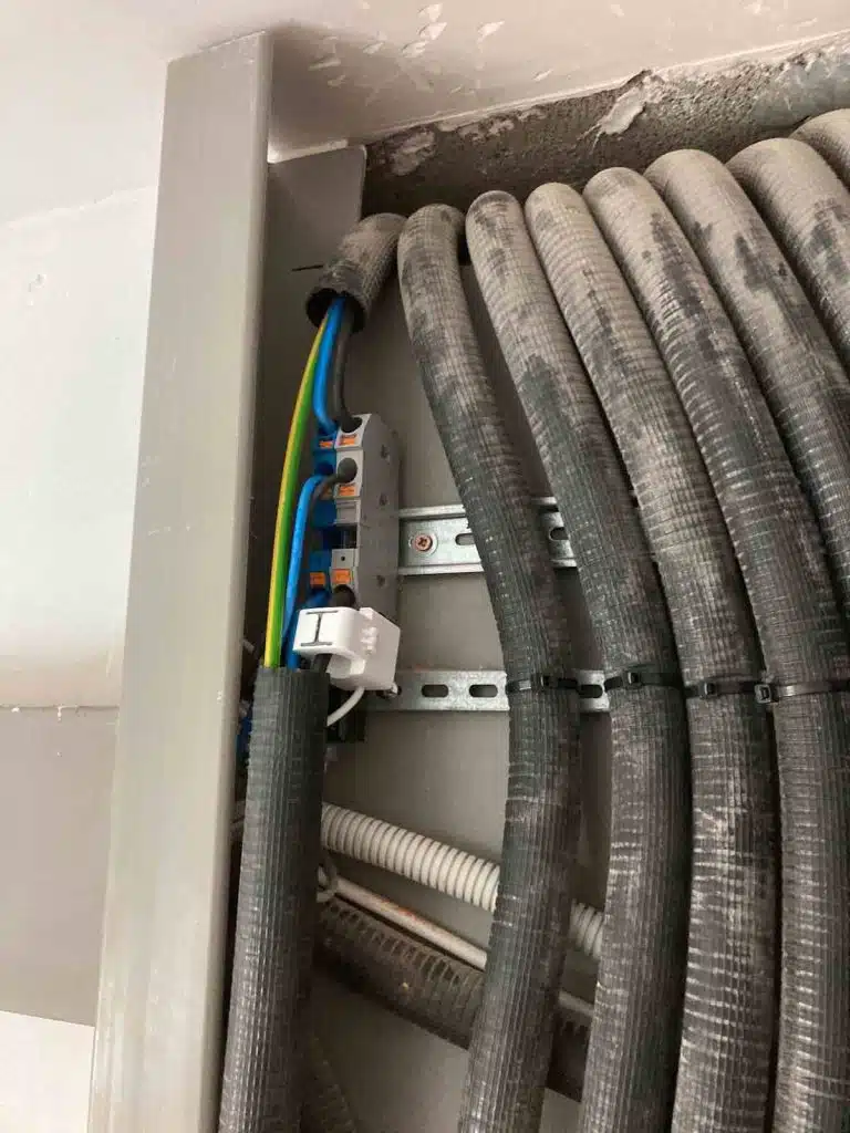 Wallbox con Balanceo de Carga: La Solución para Optimizar la Recarga de Vehículos Eléctricos 4 Montaje de bornero con toroidal