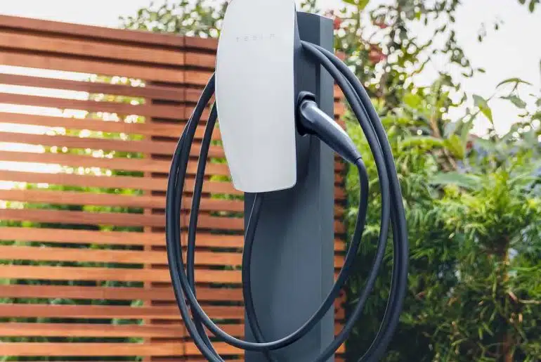 ¿Por qué algunos coches no cargan a más de 11 kW en AC aunque el cargador sea de 22 kW? 17 Tesla Wall Connector en pedestal