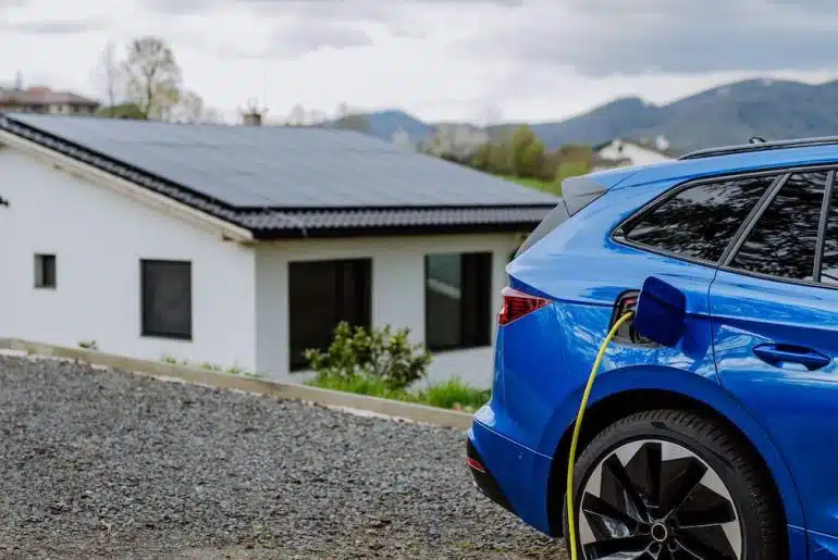 Ahorro con un Coche Eléctrico: ¿Cuánto Dinero Puedes Ahorrar en 2026? 3 Instalar Placas Solares si vas a Comprar un Coche Eléctrico