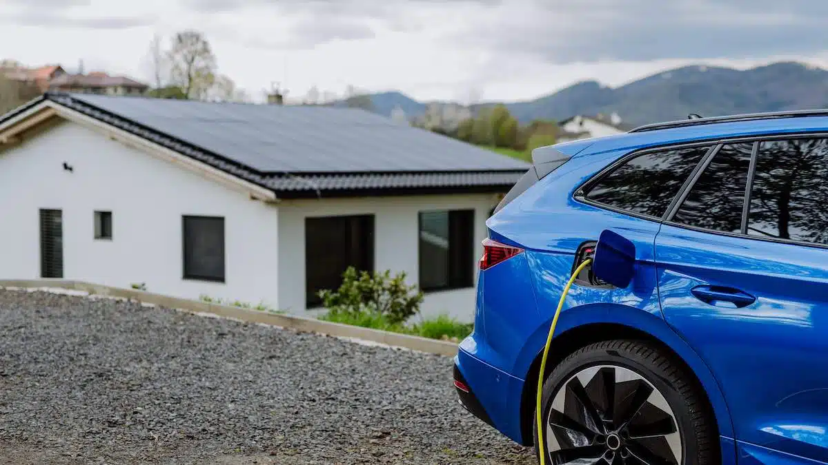 Instalar Placas Solares si vas a Comprar un Coche Eléctrico