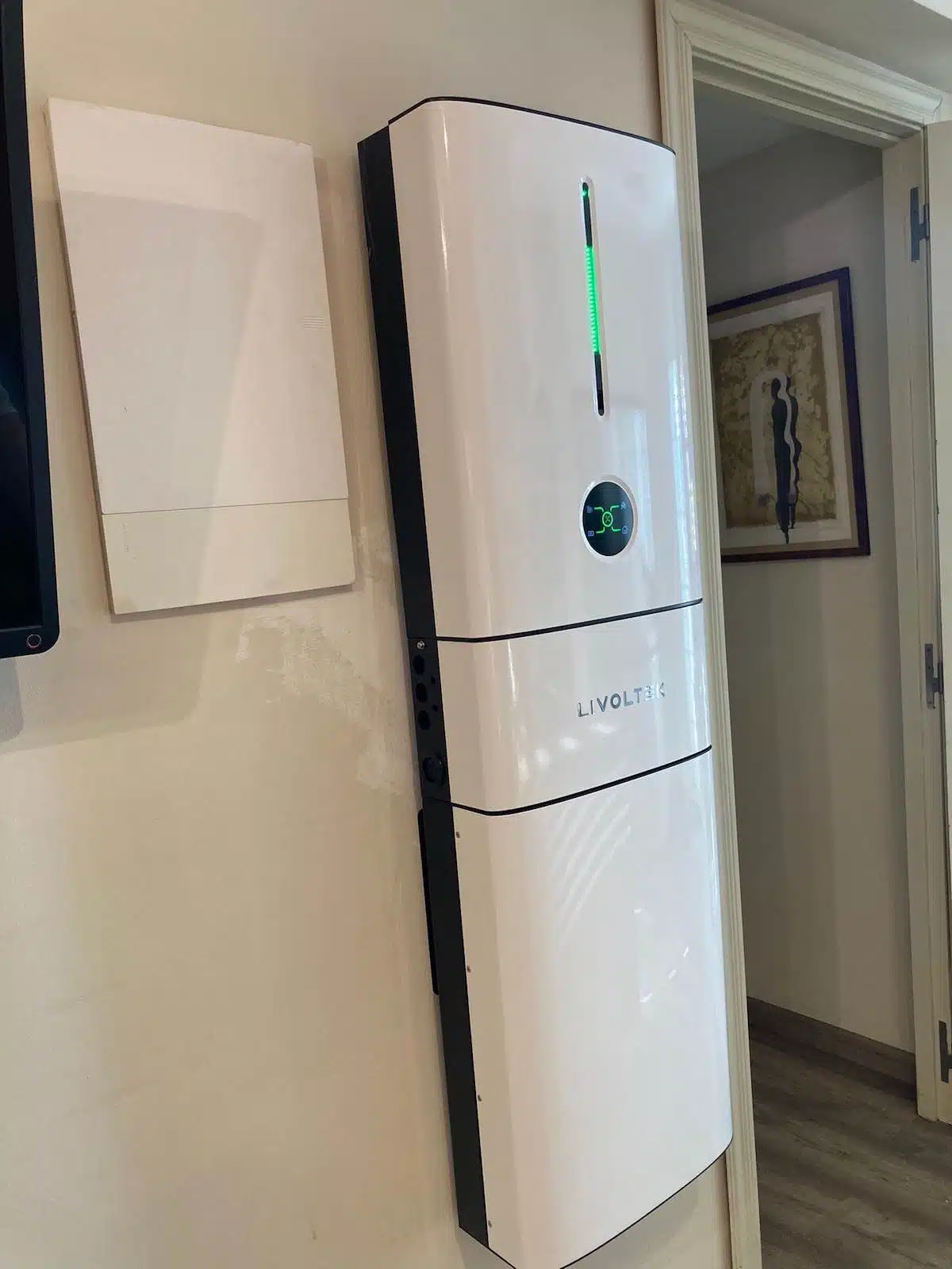 Inversores Híbridos Todo en Uno: Enfoque en la Gama Livoltek Hyper 1 Inversor Livoltek All in One instalado