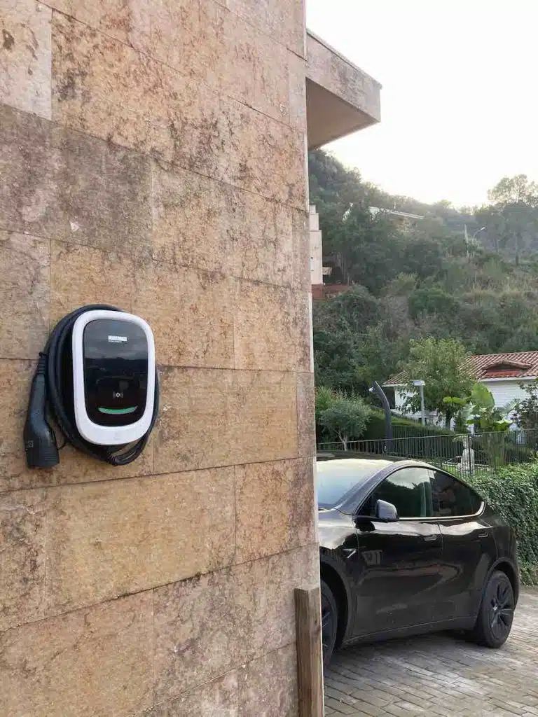 Beneficios de instalar un punto de carga en casa para vehículos eléctricos 4 Orbis Viaris ISI en vivienda unifamiliar