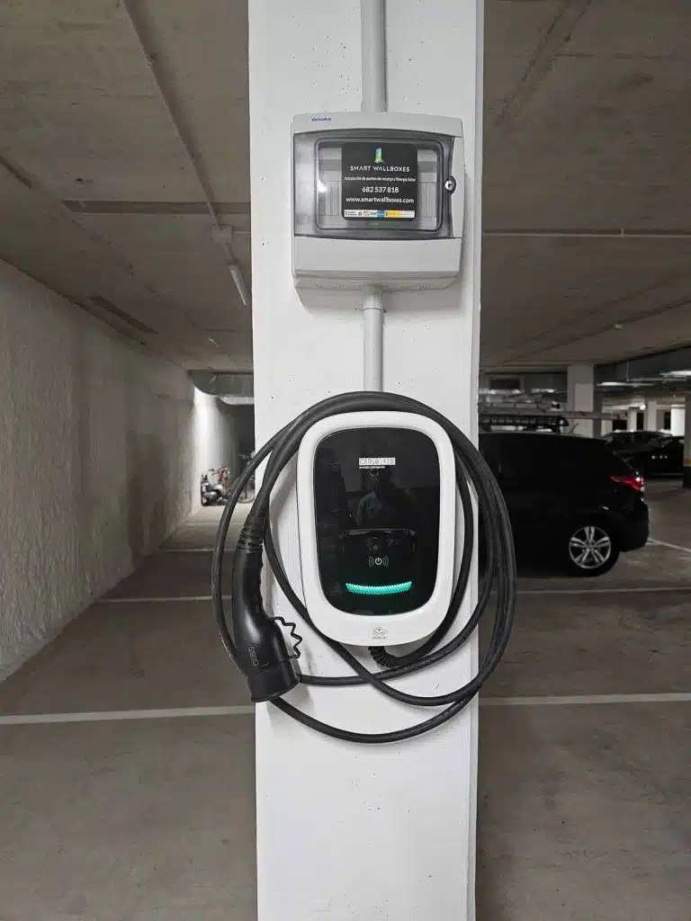 ¿Qué potencia necesitas para cargar tu coche eléctrico en casa? 4 Cargar tu coche eléctrico en un parking comunitario