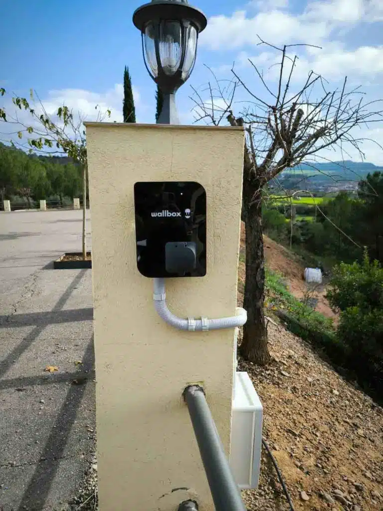 ¿Es Seguro Cargar un Coche Eléctrico Lloviendo? Guía Completa 4 Wallbox Copper en parking de restaurante