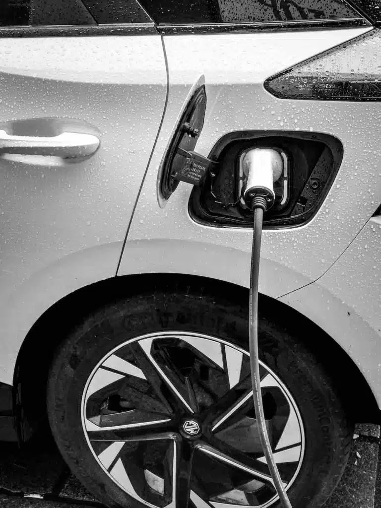 Cargador de Coche Eléctrico 2025: Tipos, Precios e Instalación en Casa 2 Cargar un Coche Eléctrico Lloviendo