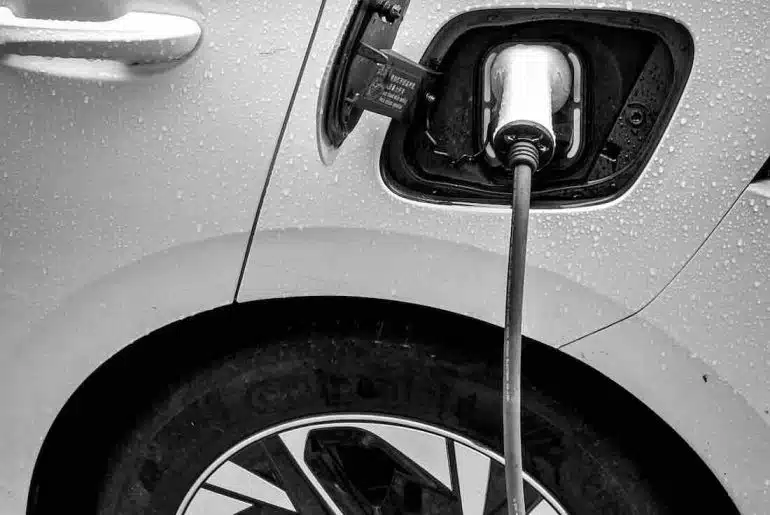 ¿Es Seguro Cargar un Coche Eléctrico Lloviendo? Guía Completa 3 Cargar un Coche Eléctrico Lloviendo