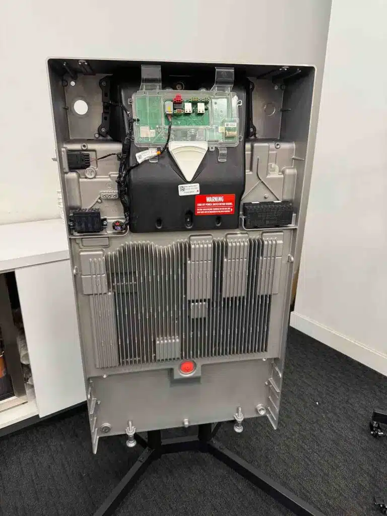 Tesla Powerwall 3: La Revolución del Almacenamiento Energético 4 Tesla Powerwall 3 interior