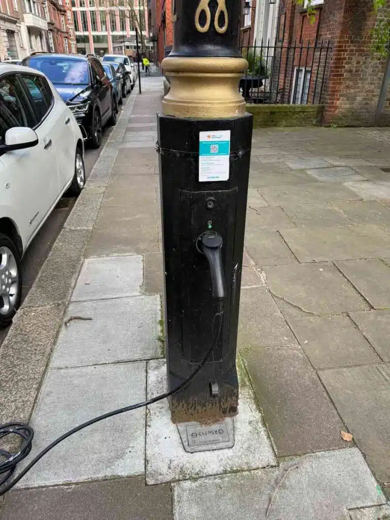 Carga Nocturna Urbana con Farolas Inteligentes 3 Farola con punto de recarga