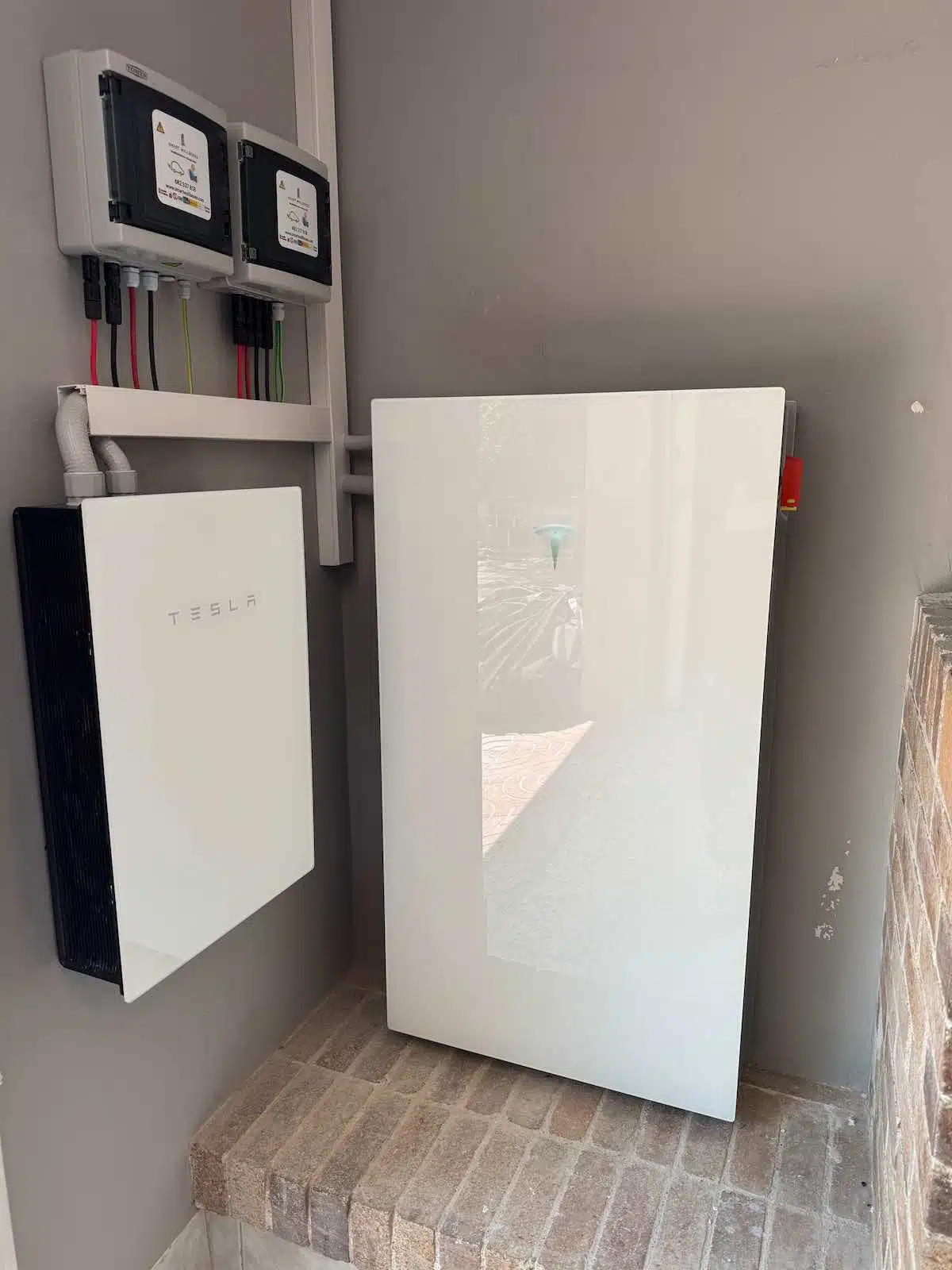 Inversores Híbridos + Batería + VE: Plantillas de Diseño por Perfiles 1 Tesla Powerwall 3 vs Huawei Luna